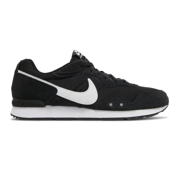 Nike Other - Nike Venture Runner Black/white